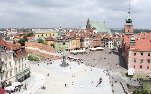 W swojej długiej historii Zamek Królewski był wielokrotnie grabiony i dewastowany przez wojska szwedzkie, brandenburskie, niemieckie i rosyjskie. W XIX wieku, po upadku powstania listopadowego, przeznaczony na potrzeby administracji rosyjskiej. W okresie I wojny światowej rezydencja niemieckiego generalnego gubernatora. W latach 1920–1922 siedziba Naczelnika Państwa, w latach 1926–1939 rezydencja Prezydenta Rzeczypospolitej Polskiej. Spalony i ograbiony przez Niemców w 1939, niemal doszczętnie zniszczony w 1944. Źródło: Wikipedia