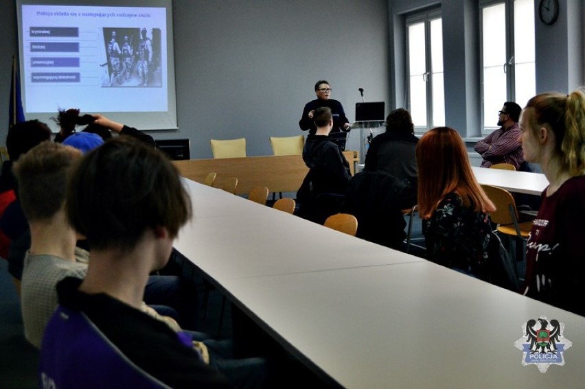 Uczniowie odwiedzili komendę policji w Wałbrzychu
