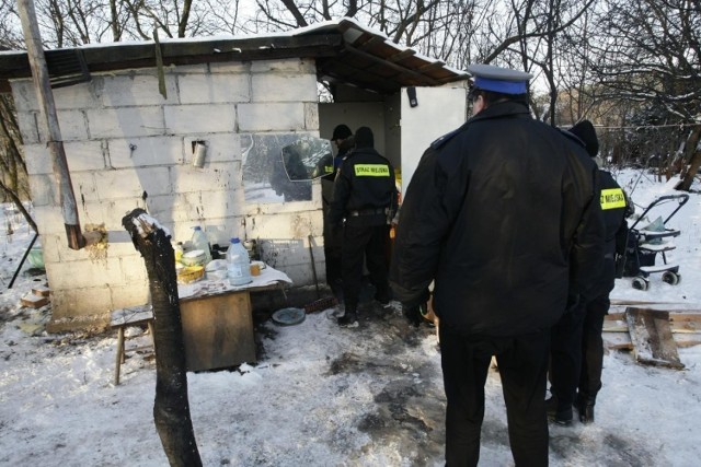 Policjanci oraz inne służby starają się monitorować miejsca, w których mogą przebywać bezdomni