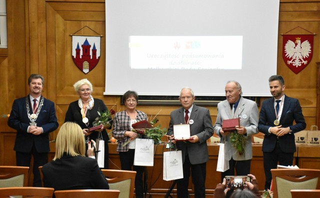 Członkowie MRS w II kadencji z burmistrzem Markiem Charzewskim (pierwszy z lewej) i przewodniczącym Rady Miasta Pawłem Dziwoszem (pierwszy z prawej).