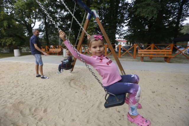 Odnowiony park na osiedlu Baranówka w Rzeszowie działa. Otworzył go w piątek prezydent Tadeusz Ferenc. Galeria zdjęć z parku przy ul. Miłocińskiej i uroczystości.