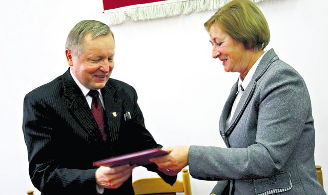 Wojewoda Tokarska przekazuje prezydentowi Czapskiemu egzemplarz aktu notarialnego.