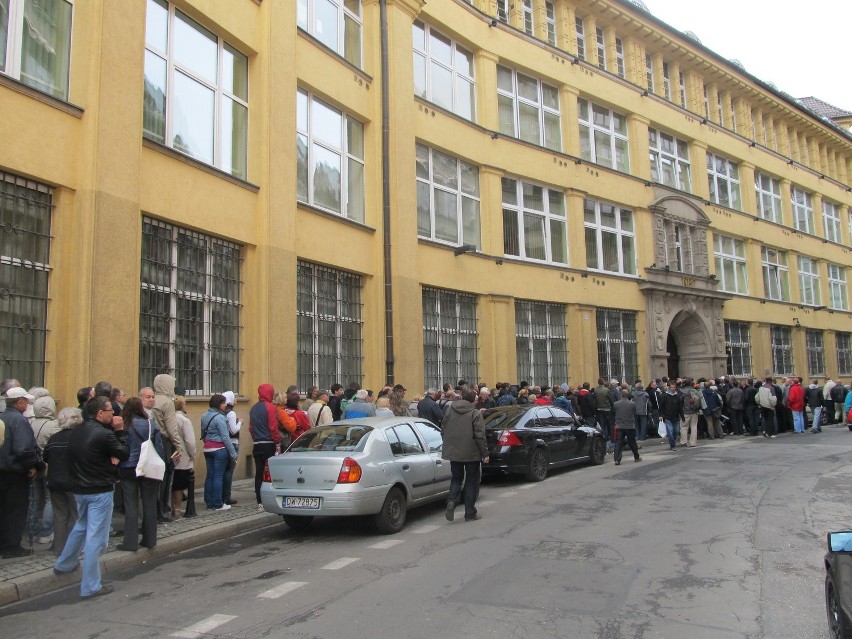 Wrocław: Kilkaset osób stanęło w kolejce po monety Euro 2012 (ZOBACZ)