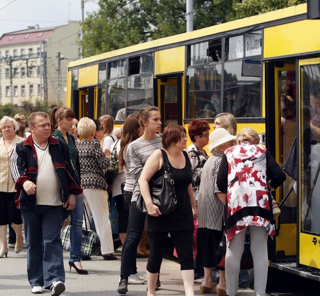 70 minut na surfowanie?"657" to najbardziej oblegana linia w Katowicach - rocznie 2,3 mln osób. Autobus jedzie z Dąbrówki do Panewnik 70 min.