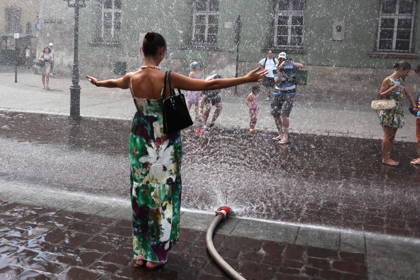 Kurtyny wodne chłodzą w centrum Krakowa