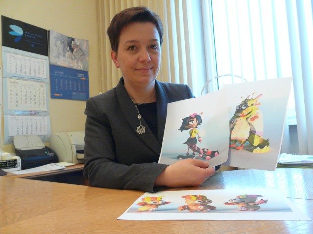 Małgorzata Stanasiuk-Mordalska z urzędu miasta w Bełchatowie prezentuje Gigusiów - multimedialnych przewodników po ekspozycji
