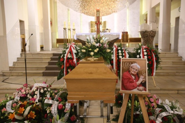 We wtorek 23 sierpnia o godzinie 10.00 w kościele św. Jerzego w gliwickich Łabędach odbył się pogrzeb Tekli Juniewicz, najstarszej Polki. Zobacz kolejne zdjęcia. Przesuwaj zdjęcia w prawo - naciśnij strzałkę lub przycisk NASTĘPNE