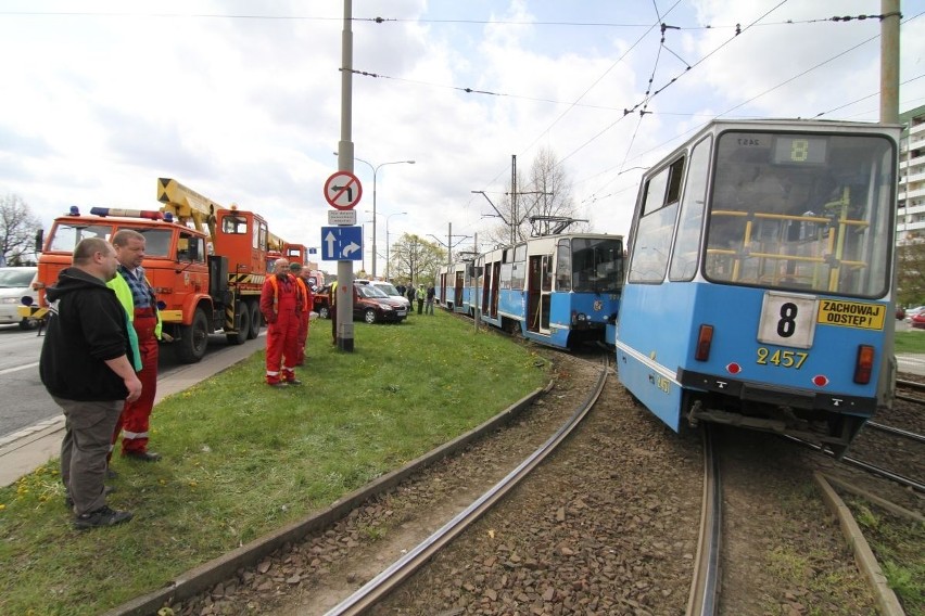 Wrocław: Zderzenie tramwajów na Żmigrodzkiej (ZDJĘCIA)