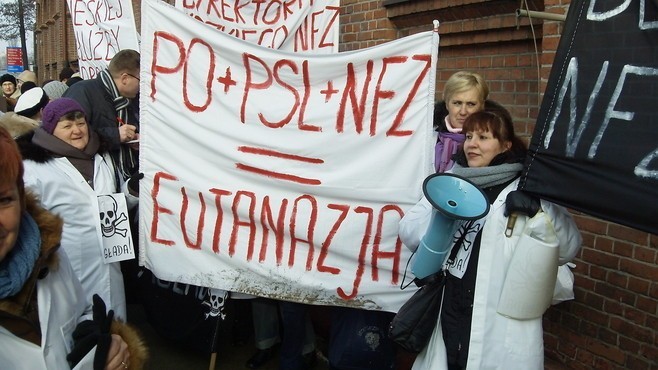 Uczestnicy protestu przynieśli ze sobą transparenty, na...