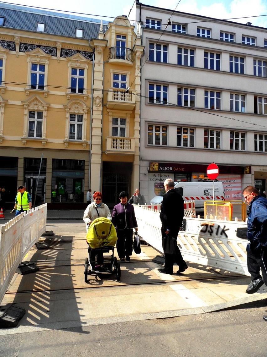 Przedzielili Rynek w Katowicach na pół, ale zapomnieli ostrzec pieszych. Jest chaos