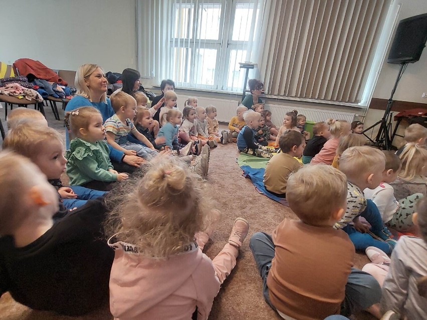 Biblioteka Publiczna w Obornikach bawi i uczy dzieci ze Żłobka Miejskiego w ramach projektu Maluch w świecie książki. 