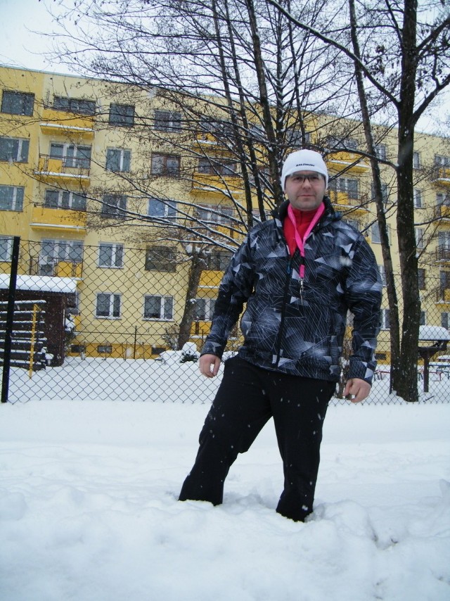 Łukasz Borgul w Kętach tonie w śniegu na chodniku