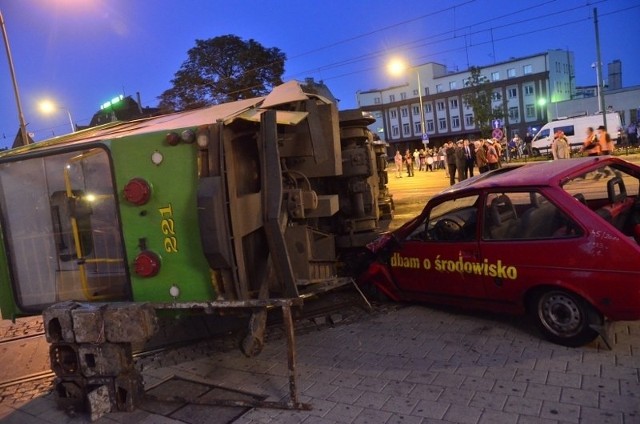 Nocne ćwiczenia służb ratowniczych na terenie Międzynarodowych Targów Poznańskich.