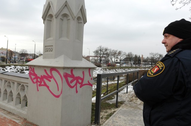 Z zabytkowego mostu na Bystrzycy usunięto już pseudograffiti