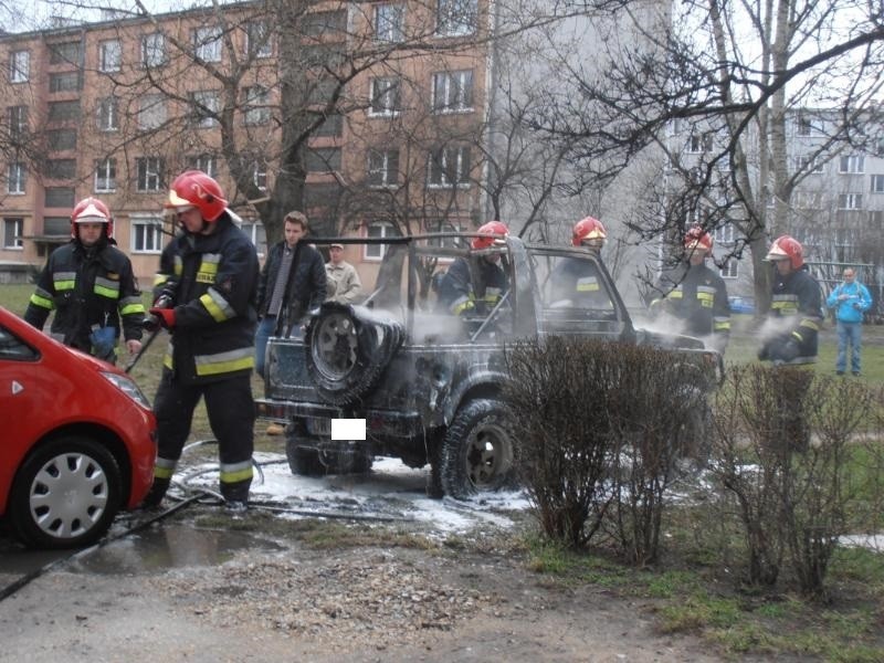 Wrocław: Płonął samochód przy Damrota (ZDJĘCIA)