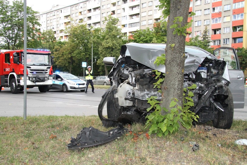 Wypadek na ulicy Warszawskiej w Kielcach. Auto na drzewie!