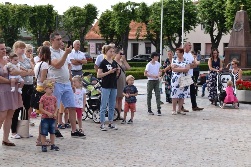 Impreza w letnim klimacie na rynku w Książu Wielkopolskim....