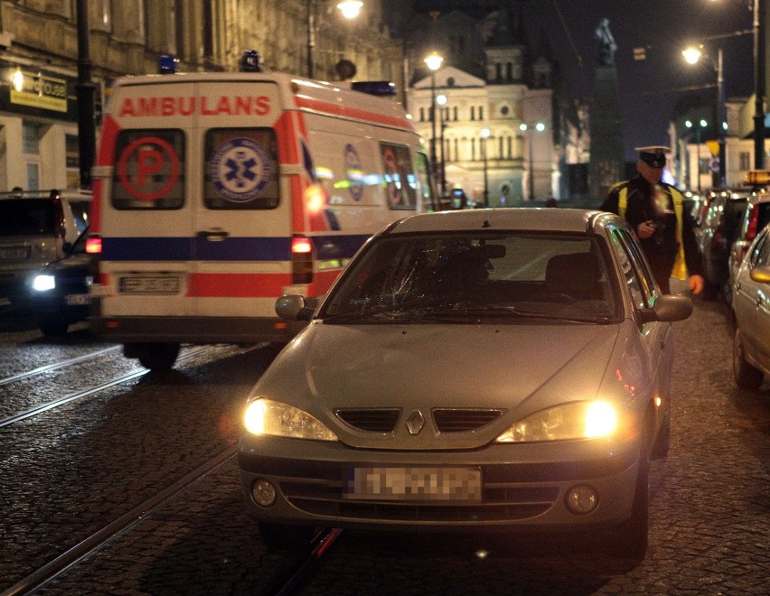 Łódź: piesza wpadła pod samochód [ZDJĘCIA]