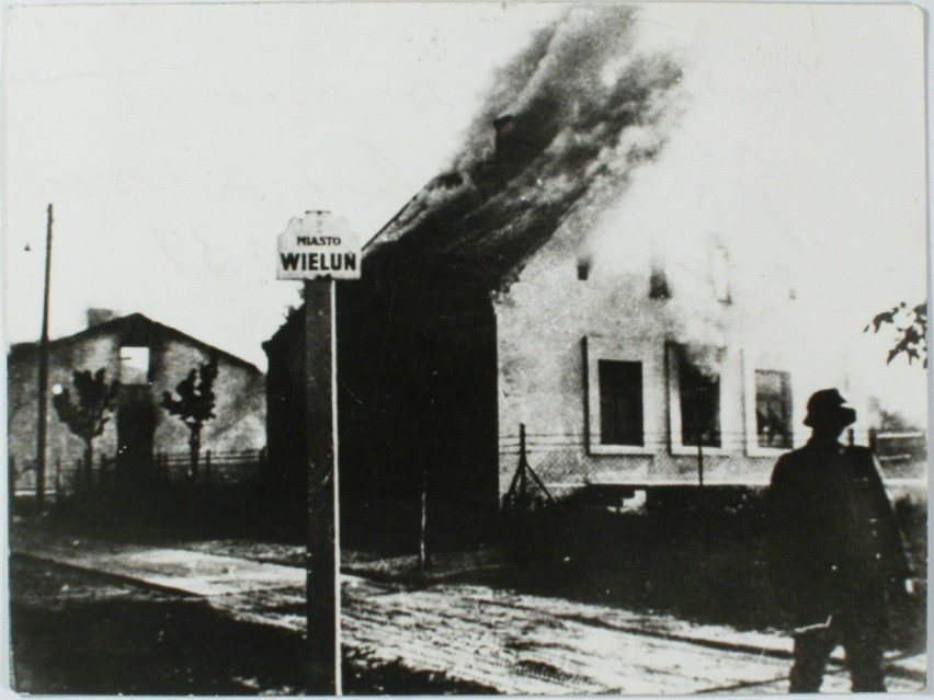 Żołnierze Wehrmachtu palą ocalałe od bombardowania budynki na przedmieściach Wielunia