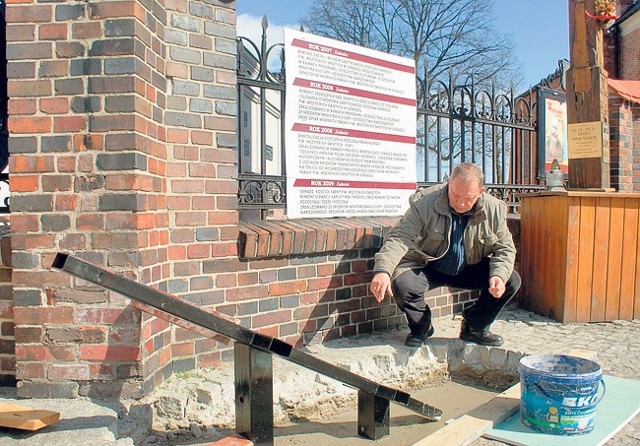 Budowę pomnika koło sieradzkiej kolegiaty nadzoruje radny miejski Mirosław Owczarek