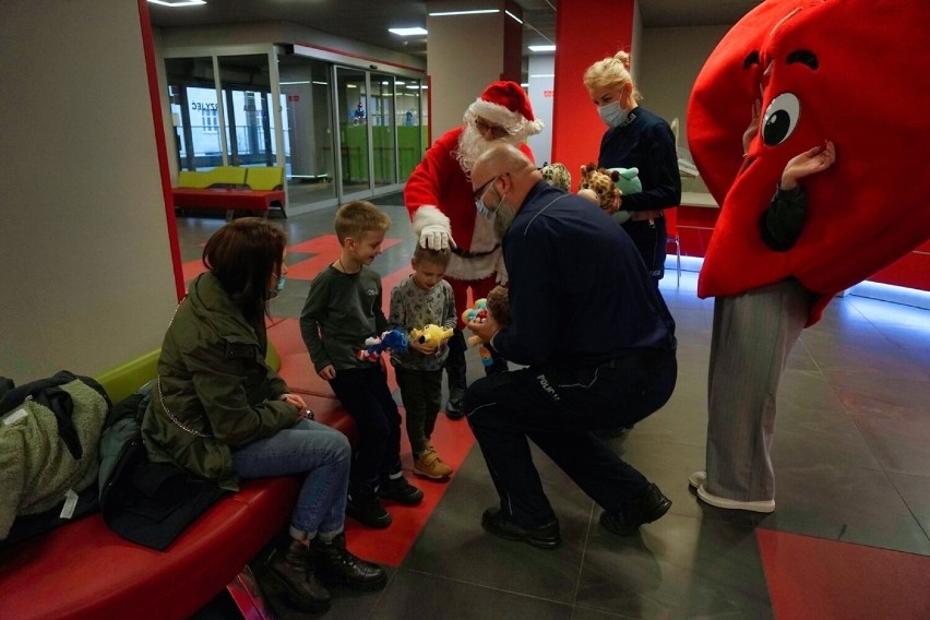 świąteczny konwój w Wojewódzkim Szpitalu Dziecięcym im....