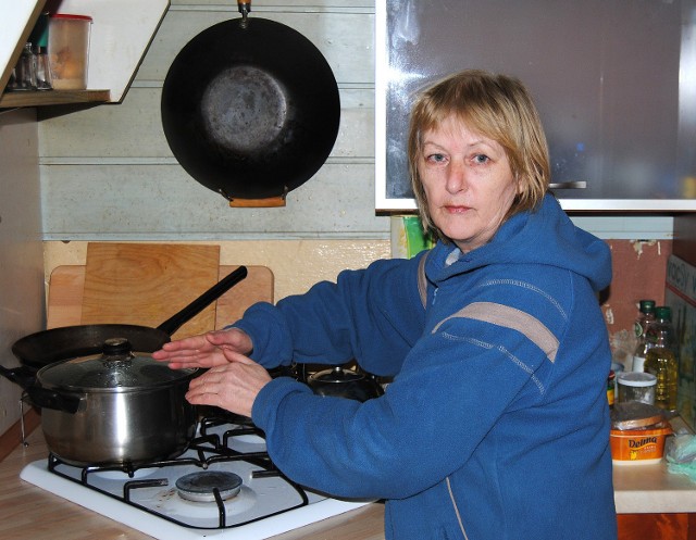Danuta Oczkowska nie ma w domu piecyka na prąd. Ogrzewa dłonie przy gazie w kuchni