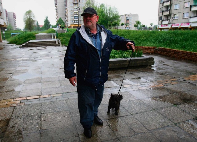 Jerzy Młodzianowski ze swoim psem, który wabi się Skot, nie ma nic przeciwko czipom wszczepianym psom