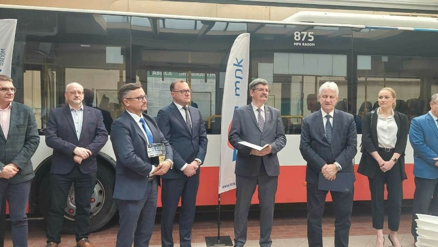 Miejskie Przedsiębiorstwo Komunikacji w Radomiu kupuje pięć nowych autobusów. Jest umowa na dostawę MAN-ów. Już jesienią wyjadą na ulice