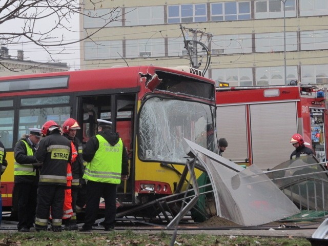 Wrocław: Autobus staranował przystanek na pl. Jana Pawła II. Jedna osoba nie żyje (ZDJĘCIA, FILM)