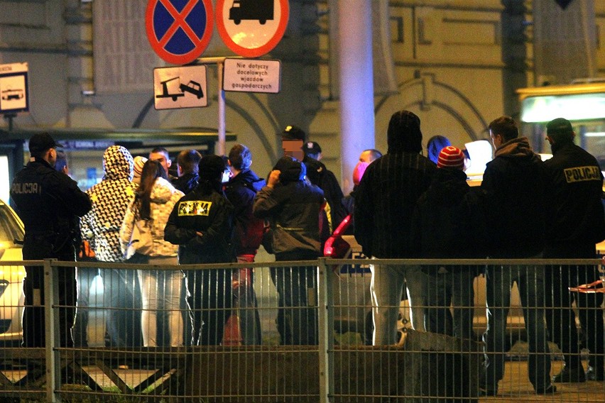 Kibice Widzewa na Placu Wolności. Policja powstrzymała przemarsz [ZDJĘCIA+FILM]