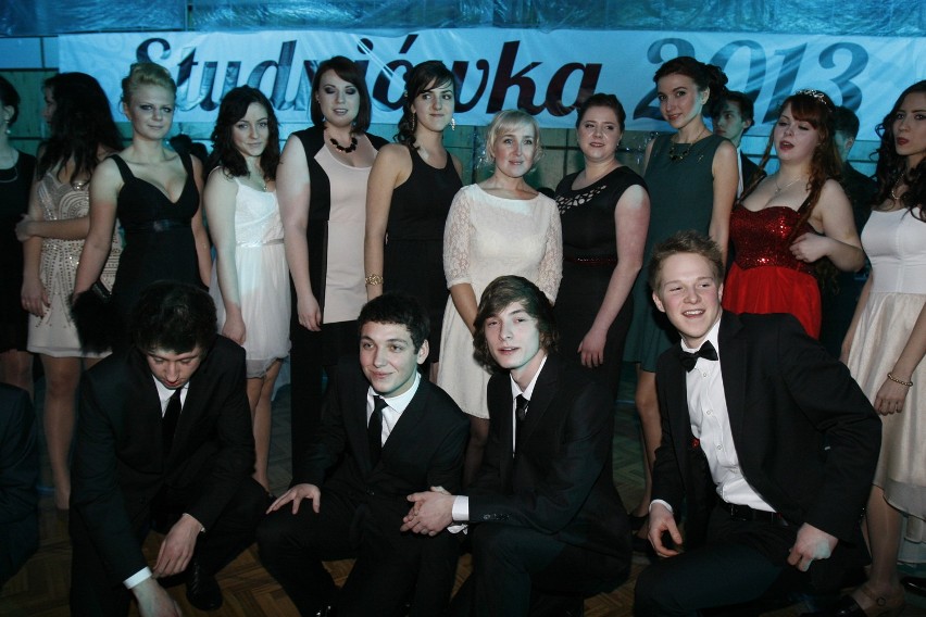 Studniówka 2013: Bal uczniów IV LO im. S. Staszica w Sosnowcu [ZDJĘCIA]