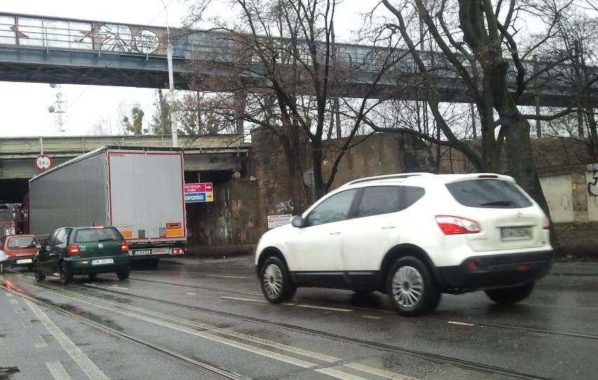 Wrocław: Tir blokował jeden pas przy wiadukcie kolejowym na Grabiszyńskiej (ZDJĘCIA)