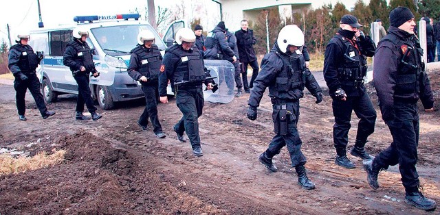 To nie antyterroryści, to ochroniarze wynajęci przez  "Dospel".  Mówią że bronili koparki.