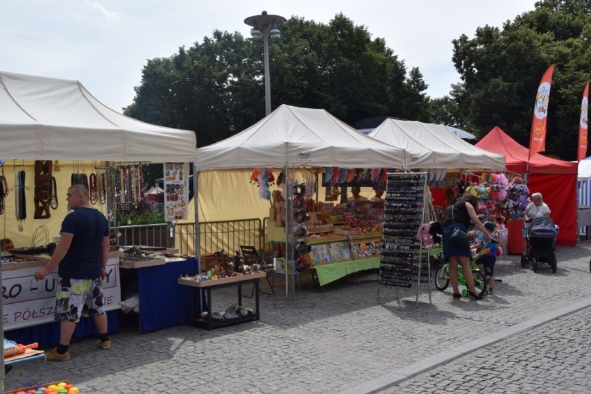 Ożywiona Staromiejska. Pełna straganów ulica i plac Pokoju tętniące życiem. [ZDJĘCIA,WIDEO]