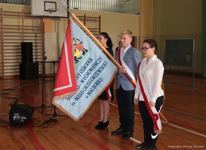 Malbork. Dzień Edukacji Narodowej w SOSW [ZDJĘCIA]. Koncert życzeń, kwiaty i laurki od uczniów