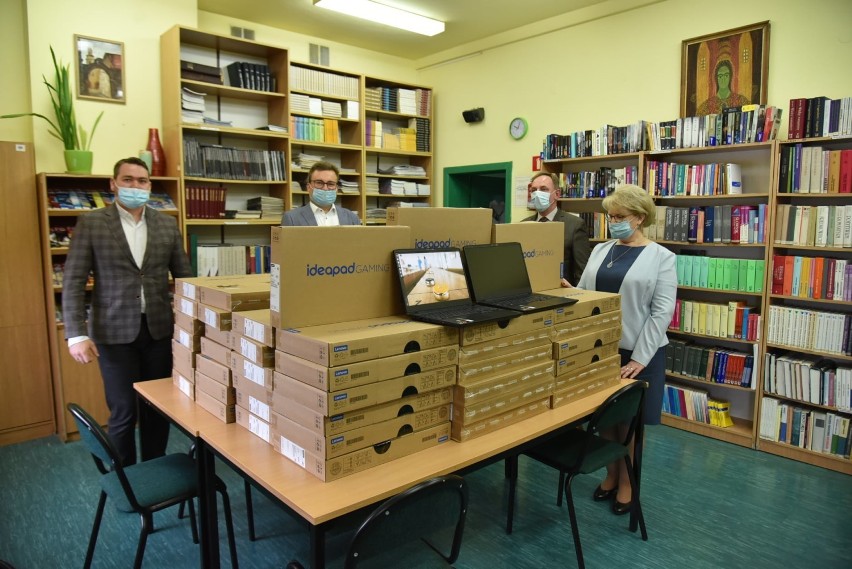 Opalenica. Gmina pozyskała fundusze na zakup laptopów dla Zespołu Szkół w Opalenicy