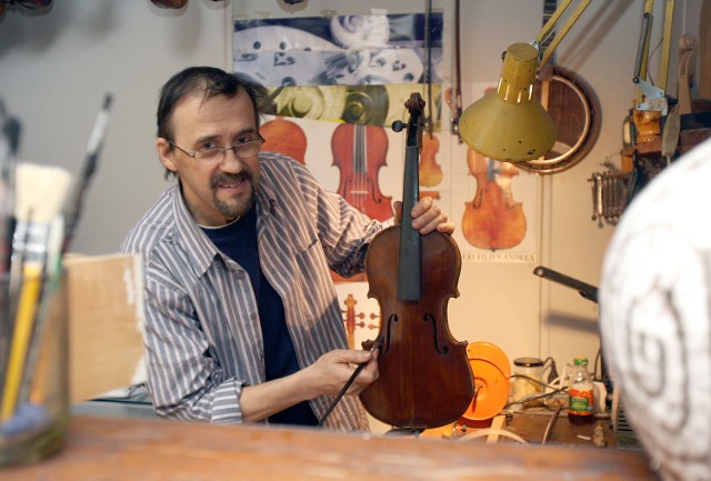 Tajemniczą duszę skrzypiec odsłoni w swym warsztacie lutnik Filharmonii Łódzkiej, Tomasz Szubski.