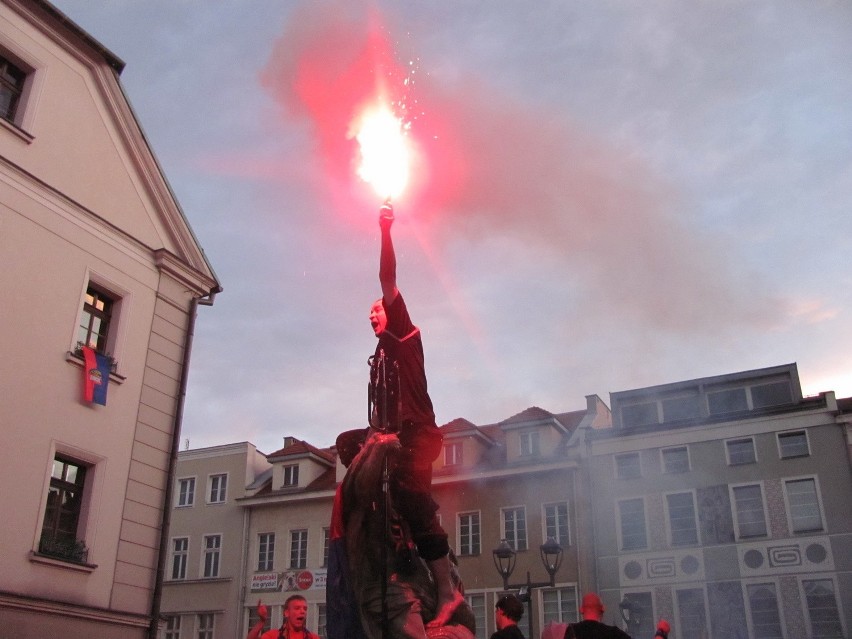 Piast Gliwice w ekstraklasie, kibice świętują, policja strzela! [ZDJĘCIA i WIDEO]