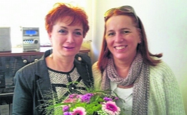 Barbara (z prawej) składa podziękowania dla lekarzy na ręce dyrektor Bartoszewskiej-Dogan