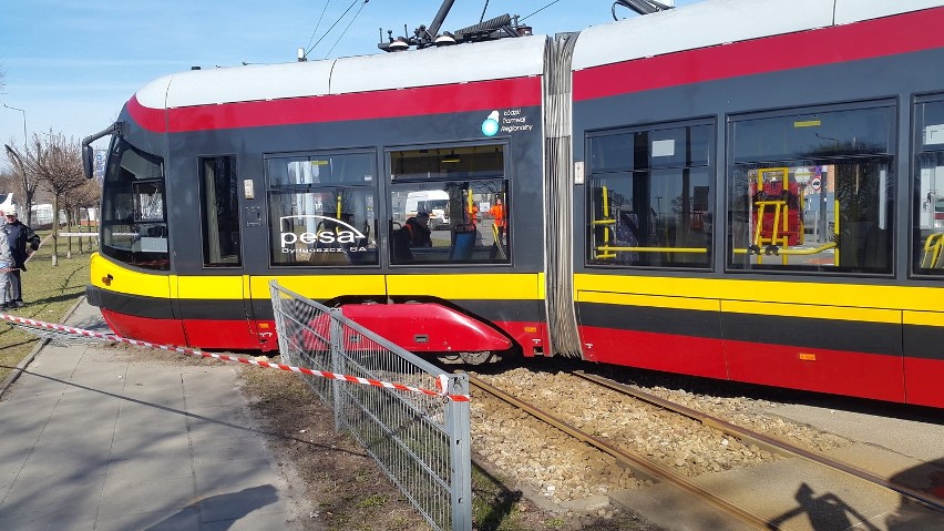 Zderzenie ciężarówki z tramwajem. Wypadek na ul. Zgierskiej w Łodzi [ZDJĘCIA+FILM]