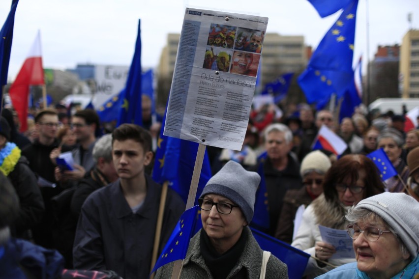 Marsz "Kocham Cię, Europo". Manifestacja poparcia dla Unii...