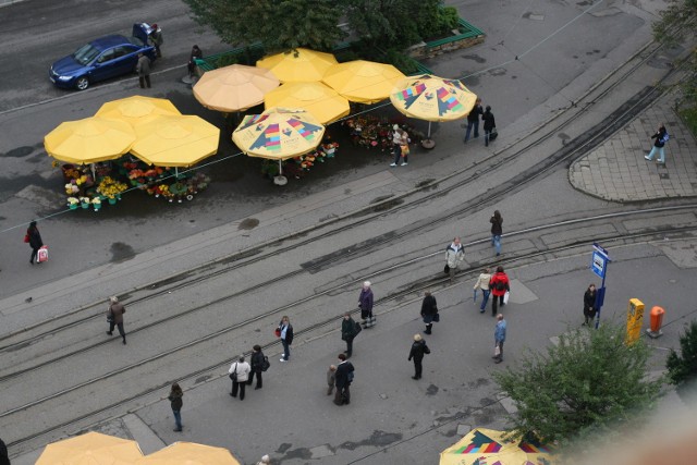 Kwiaciarki na rynku mają nowe parasole