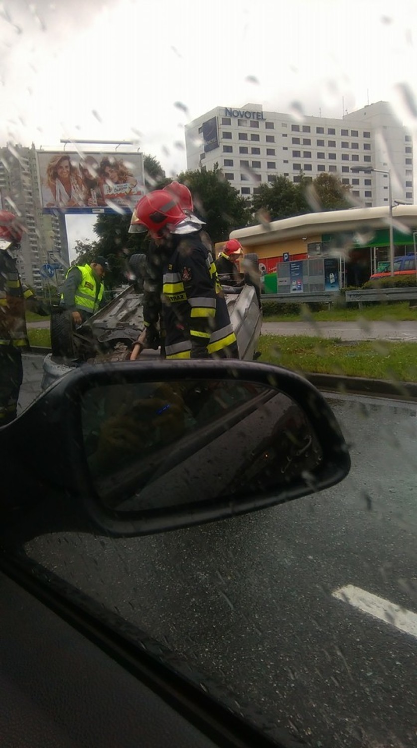 Wypadek na Roździeńskiego w Katowicach. Dachował samochód