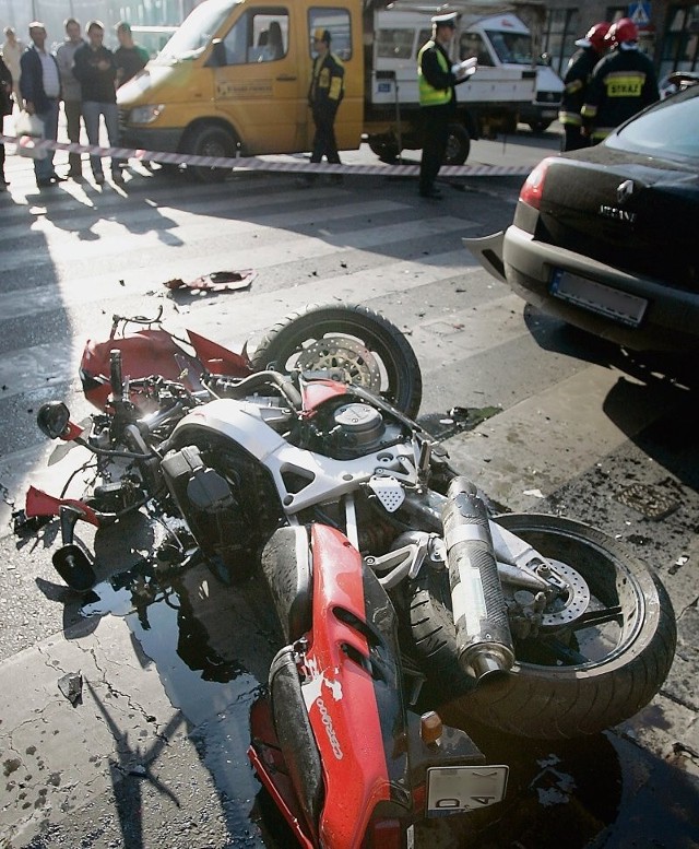 Przy dużej prędkości w zderzeniu z samochodem osobowym motocyklista nie ma szans