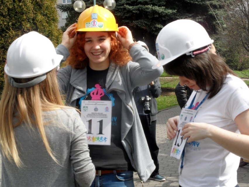 Dziś Dzień Otwartych Drzwi 2016 na Politechnice Częstochowskiej. Dziewczęta pobiegły w kaskach FOTO