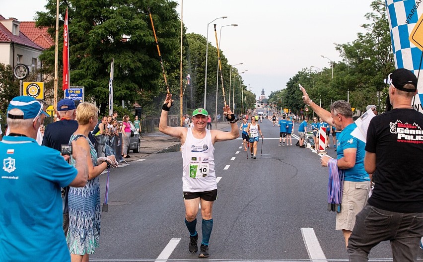 VI Marsz Nordic Walking w Stargardzie. Maszerowali z kijkami po ulicy Szczecińskiej 