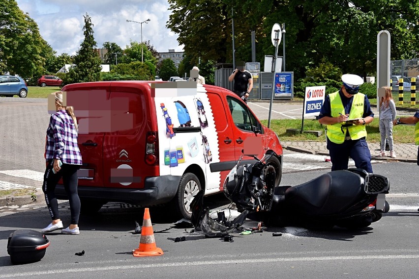 Kraksa osobówki i motoroweru na Klonowej w Oleśnicy