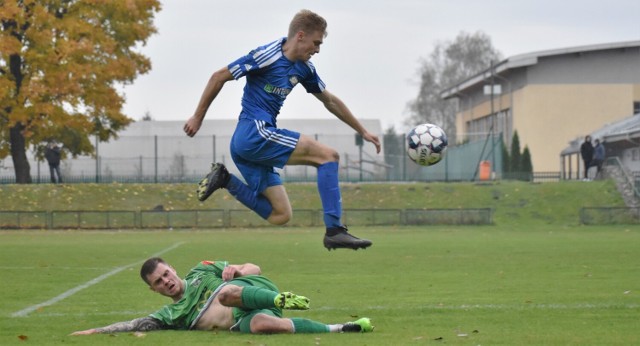 V liga piłkarska w Małopolsce, grupa zachodnia: KS Chełmek - Spójnia Osiek Zimnodół 4:3. Na zdjęciu: Dawid Celmer (Chełmek, leży) stara się zatrzymać akcję Michała Macałki ze Spójni Osiek Zimnodół.