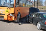 Wypadek koło Ełku. Zderzenie "gimbusa" z samochodem osobowym. Są ranni [zdjęcia]