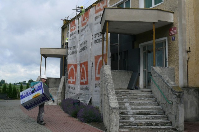 Trwa termomodernizacja budynków użyteczności publicznej na terenie gminy. Ciepłą kołderką otulany jest między innymi budynek ośrodka zdrowia.